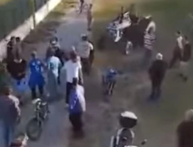 Έκανε «ντου» με το τρακτέρ στο γήπεδο – Ακολούθησαν «καρεκλιές» (βίντεο)